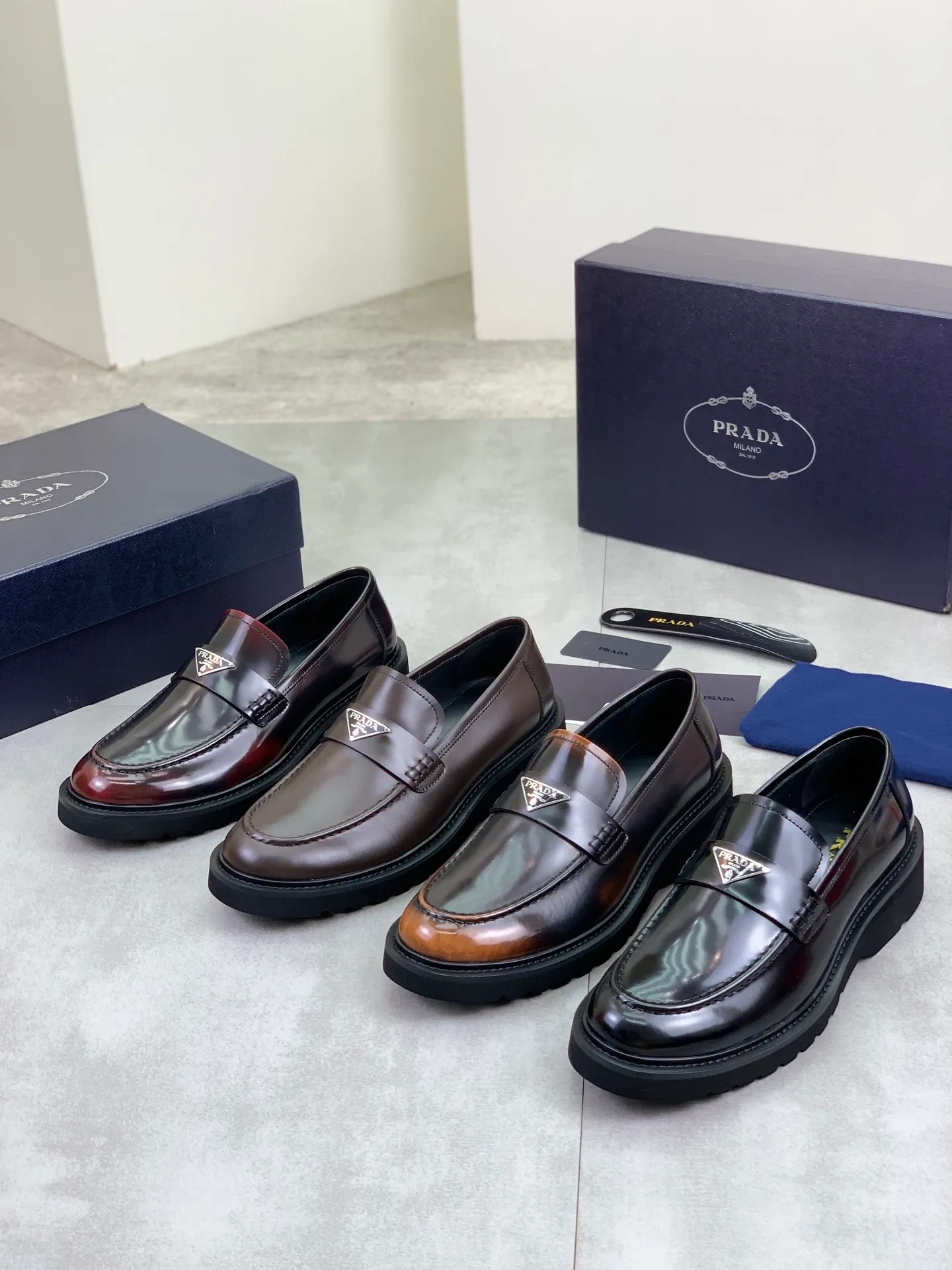 Factory price P880💰Original quality, top version🔱 ＰＲＡＤＡPrada. Men’s business casual leather shoes, top quality products. 1:1 shipment⬆️Luxurious and noble👞All imported original color-brushed edge beads, just to create a more comfortable wearing experience. Upper: Original comfortable open-edge bead rubbed color calfskin➕Top imported water-dyed full cow lining, original high-end lightweight and comfortable TPU foam combination bottom✔️Code number: 39-44 (38 45) 46 47 can be customized)